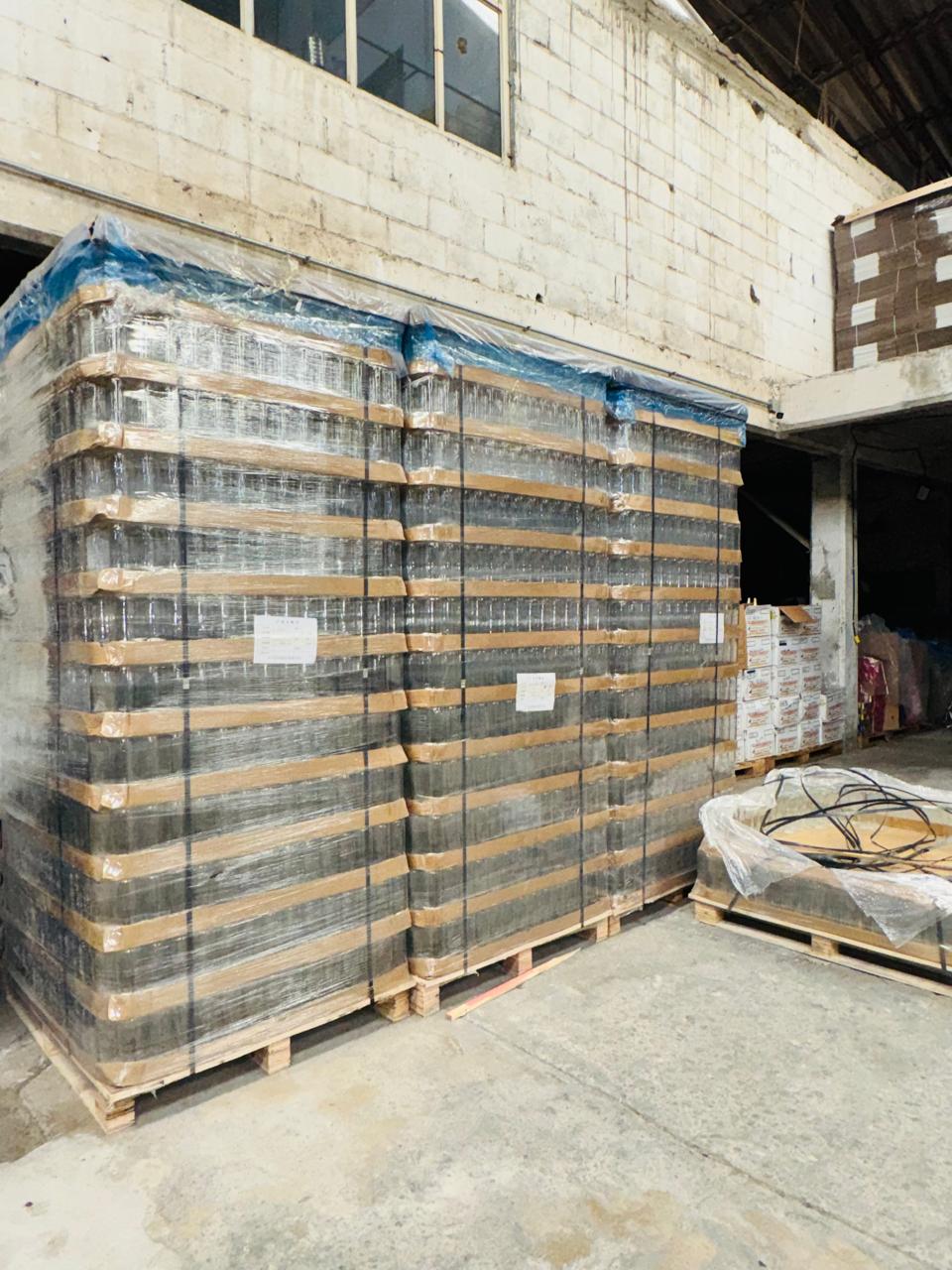 Tarima de envases de vidrio vacíos listos para llenarse