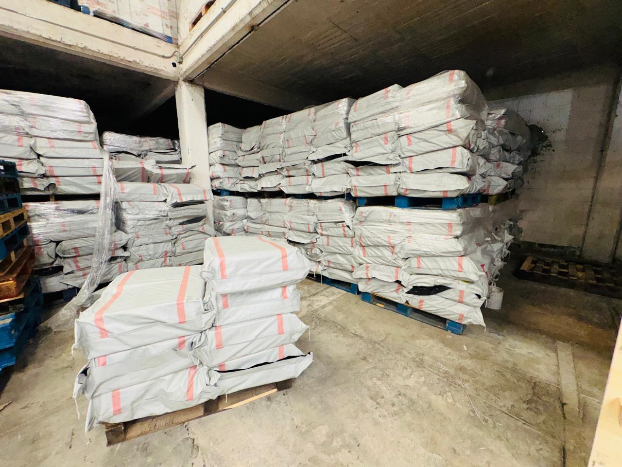 Costales de parafina pura apilados en la bodega de materia prima
