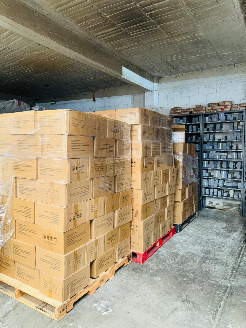 Tarimas de producto terminado envueltas junto al archivo de diseños